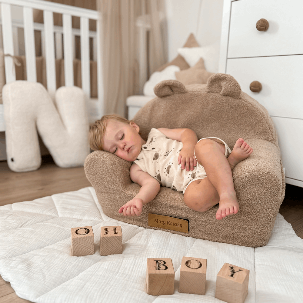 Personalizuotas vaikiškas putplasčio fotelis - tamsiai smėlio spalvos meškiukas - MiniKampas