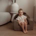 Personalizuotas vaikiškas putplasčio fotelis iš smėlio spalvos audinio, velveto - MiniKampas