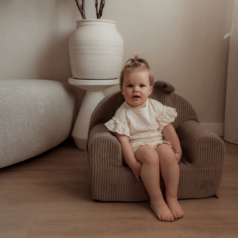 Personalizuotas vaikiškas putplasčio fotelis iš smėlio spalvos audinio, velveto - MiniKampas